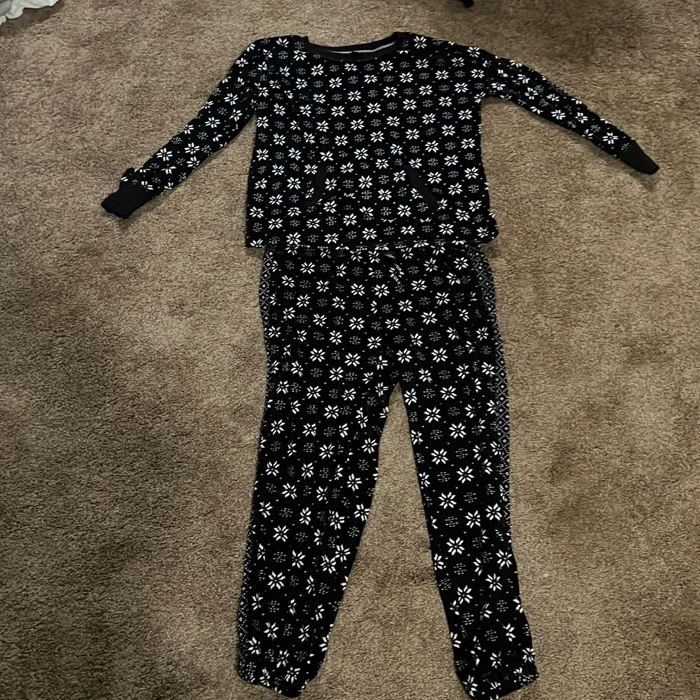 Vera wang black and white Christmas pajamas
